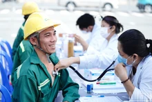 Les activités de soutien matériel et moral ont été pensées comme une fête dédiée à l’hommage rendu aux travailleurs. Photo: nhandan.vn