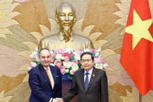 Le président de l’Assemblée nationale vietnamienne, Tran Thanh Man (à droite), et le premier vice-président du Parlement grec Ioannis Plakiotakis. Photo : VNA.