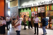  Le stand vietnamien au centre CAMEX attire un grand nombre de visiteurs intéressés à découvrir les produits. Photo : nhandan.vn