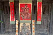 La grande calligraphie PHUC, intégrant les motifs des quatre animaux sacrés et le couplet parallèle, une fois achevée. Photo : nhandan.vn
