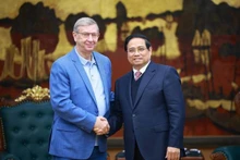 Le Premier ministre Pham Minh Chinh (droite) et Vladimir Evtouchenkov, l'un des fondateurs d'AFK Sistema. Photo : VNA.