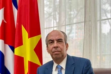 L'ambassadeur cubain Rogelio Polanco Fuentes répond à une interview de la VNA. Photo : VNA. 