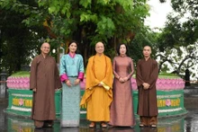 Mme Nguyen Thi Minh Nguyet, épouse du président de la République Luong Cuong, la reine du Bhoutan Jetsun Pema et le vénérable Thich Thanh Nha, supérieur de la pagode Tran Quoc. Photo: nhandan.vn