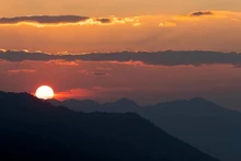 Le crépuscule enveloppe Dien Bien. Photo : VOV.