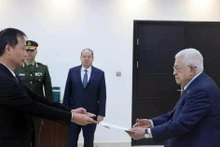 L’ambassadeur Nguyên Nam Duong présente ses lettres de créance au président palestinien Mahmoud Abbas, le 17 février. Photo : VNA.