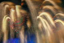 Chaque couche de feux d'artifice s'épanouit doucement, simulant des étoiles, tombant parfois doucement comme une pluie de météores, parfois tournant comme des constellations en mouvement. Photo: dantri.com.vn