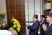 Le président de l’Assemblée nationale Trân Thanh Mân rend visite à la famille et offre de l’encens en hommage à l’ancien secrétaire général du Parti Truong Chinh. Photo : VNA