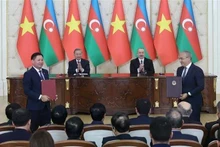 Le président azerbaïdjanais Ilham Aliyev et le secrétaire général du Parti communiste du Vietnam, Tô Lâm, assistent à l’échange de documents de coopération. Photo : VNA.