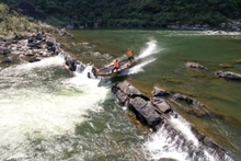 Franchir les rapides de Tam Lu, bien que périlleux, procure aux visiteurs une montée d’adrénaline et une impression inoubliable. Photo : Nhandan.vn
