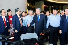 Le secrétaire général To Lam, le Président de la République Luong Cuong, le président de l’Assemblée nationale Tran Thanh Man, ainsi que les dirigeants du Parti et de l’État ont visité l’exposition sur l’économie privée lors de la Conférence nationale sur la mise en œuvre des Résolutions n°66 et n°68 du Bureau politique, le 18 mai 2025. Photo : baoquocte.vn