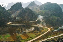 Un voyage au Vietnam ne saurait être complet sans l’expérience des routes de montagne spectaculaires du plateau karstique de Dong Van, dans la province de Tuyen Quang. Photo: VOV
