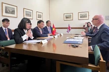 Le ministre des Finances Nguyen Van Thang lors de sa rencontre avec l’envoyé spécial pour le commerce du Premier ministre britannique, Matt Western. Photo : BTC.