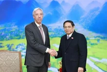 Le Premier ministre Pham Minh Chinh (droite) et le ministre des Affaires étrangères, João Gomes Cravinho. Photo : VNA.
