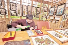 Le stand de présentation des estampes de Dong Ho à l'événement « L'essence culturelle de Bac Ninh - Couleurs de Dong Ho ». Photo : nhandan.vn