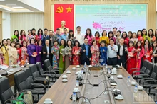 Les dirigeants du Syndicat des Sciences et Technologies du Vietnam et les dirigeants du journal Nhân Dân prennent une photo souvenir avec les membres féminins du syndicat du journal Nhân Dân.