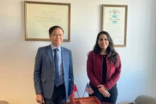 Le consul général du Vietnam à San Francisco, Hoang Anh Tuan, a rencontré et travaillé avec la vice-maire de Los Angeles chargée des relations internationales, Mme Dilpreet Sidhu, le 9 décembre. Photo : Consulat général du Vietnam à San Francisco