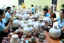 Cette édition spéciale du vase « Giot Ngoc » en céramique Chu Dau. Photo : nhandan.vn