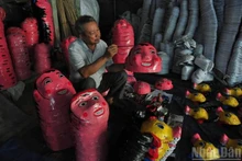L’artisan Vu Huy Dong fabrique des jouets traditionnels pour la Fête de la mi-automne. Photo : nhandan.vn