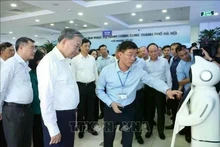 Le secrétaire général du Parti, To Lam (à gauche, 1er plan), inspecte le fonctionnement du Centre des services administratifs publics de Hanoi. Photo : VNA.