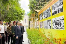Exposition photographique intitulée "Camarade Nguyen Van Linh - Leader résolu et innovant de la révolution vietnamienne" à Hô Chi Minh-Ville. Photo : VNA.