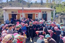 Les habitants du village de Ban Lien participent ensemble au jeu traditionnel de lutte à la perche à l’occasion du festival. Photo: vietnamnet.vn