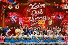 Le président de la République Luong Cuong et son épouse, Nguyen Thi Minh Nguyet, aux côtés des délégués et des artistes lors du programme Xuan Que huong (Printemps au pays natal) 2026. Photo : nhandan.vn