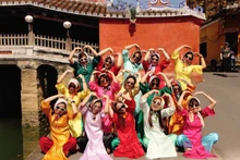 Mme Mai et son groupe d’amies prennent des photos au site patrimonial du Pont japonais. Photo : tienphong.vn