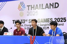 L’entraîneur Kim Sang Sik et le joueur Nguyen Dinh Bac lors de la conférence de presse d’après-match, dans l’après-midi du 15 décembre. Photo: nhandan.vn