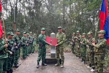 Les deux chefs d’équipe échangent le procès-verbal de la patrouille. Photo : nhandan.vn