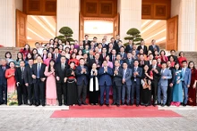 Le Premier ministre Pham Minh Chinh et les représentants d'enseignants exemplaires. Photo: nhandan.vn 