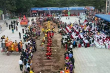 Vue d’ensemble du programme d’échanges et de présentation des « Rituels et jeux de tir à la corde ». Source : Journal Van Hoa