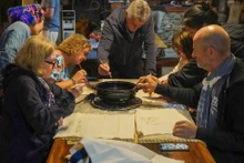 Les visiteurs découvrent la technique de dessin à la cire d’abeille sur tissu. Photo : VOV.