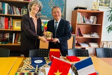 La Dre Florence Veber, directrice de la coopération internationale de l’AP-HP, échange et le Professeur, docteur Le Ngoc Thanh (à droite). Photo : nhandan.vn