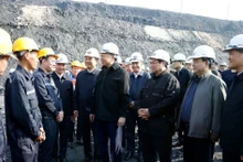 Le secrétaire général du Parti To Lam et le Premier ministre Pham Minh Chinh rendent visite aux cadres et aux ouvriers de la société par actions charbonnière Deo Nai - Coc Sau à Quang Ninh. Photo : VNA.