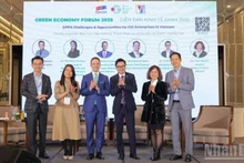 Des experts et intervenants, nationaux et internationaux, lors de l’une des nombreuses sessions de discussion du forum. Photo: nhandan.vn