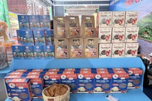 Les produits de crackers aux crevettes et de crackers au crabe, certifiés OCOP, de la coopérative Hang Vinh – Nam Can sont exposés et présentés aux consommateurs. Photo: congthuong.vn 