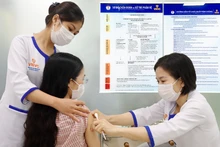 Un patient recevant le vaccin “4 en 1”. Photo : nhandan.vn