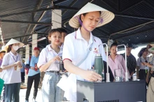 Les touristes utilisent leurs gourdes personnelles pour se ravitailler en eau dans les établissements de services à Ngu My Thqnh – Con Toc, dans le but de réduire les déchets plastiques. Photo: bvhttdl.gov.vn 