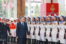 Le secrétaire général du Parti, To Lam, passe en revue la garde d'honneur de la Marine populaire vietnamienne lors de la cérémonie qui s'est déroulée dans la ville de Hai Phong le 28 février. (Photo : VNA)