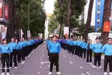 Des jeunes participent à une performance collective lors du Festival de la jeunesse de Ho Chi Minh-Ville 2026. Photo : VNA