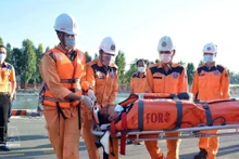 Ramener à terre le marin malade. Photo : VNA