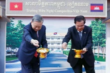 Le secrétaire général du PCV, To Lam (gauche), et le président du Sénat cambodgien, Hun Sen à la cérémonie de pose de la première pierre de l'École d'amitié Cambodge-Vietnam. Photo : VNA.