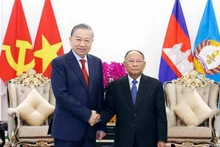 Le secrétaire général du Parti, To Lam (gauche) et le président d’honneur du PPC Heng Samrin, lors de leur rencontre le 6 février à Phnom Penh. Photo : VNA.