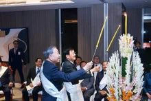 Le secrétaire général du PCV To Lam, et le secrétaire général du PPRL et président lao Thongloun Sisoulith, lors d'une cérémonie traditionnelle du Laos. Photo: VNA.