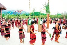 Reconstitution de la fête traditionnelle Aza, célébrant la nouvelle récolte de riz des ethnies Pa Cô et Ta Oi, à A Luoi. Photo: nhandan.vn