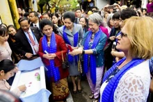 Des diplomates étrangers lors d’une activité de découverte de la culture traditionnelle vietnamienne. Photo: baoquocte.vn