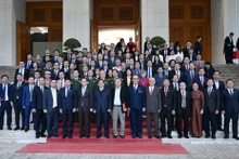 Le Premier ministre Pham Minh Chinh et les délégués présents à la cérémonie commémorant le 50ᵉ anniversaire de la création du Comité national des frontières. Photo : nhandan.vn