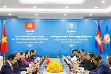 La rencontre entre le Comité central du Parti communiste du Vietnam et la Permanence du Comité central du Parti du peuple cambodgien. Photo : VNA.
