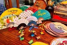 Les éventails de Chang Son se déclinent en de nombreux modèles et styles, attirant les visiteurs venus les découvrir. Photo : congthuong.vn