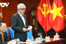 L'ancien vice-ministre des Affaires étrangères et ancien ambassadeur du Vietnam aux États-Unis, Pham Quang Vinh, s’exprime lors de la conférence de consultation sur le projet de documents soumis au XIVᵉ Congrès national du Parti. Photo: VOV